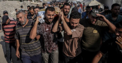 عشرات القتلى والجرحى بينهم طالبوا مساعدات في غزة