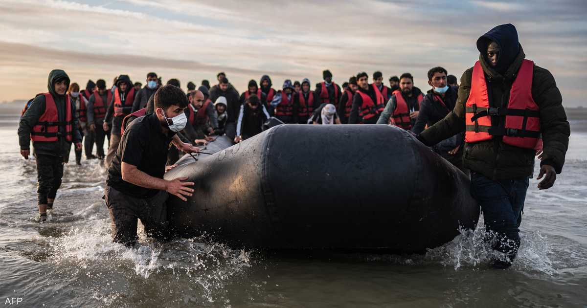 الضغوط تجبر رئيس وزراء بريطانيا على اتخاذ خطوات صارمة ضد المهاجرين