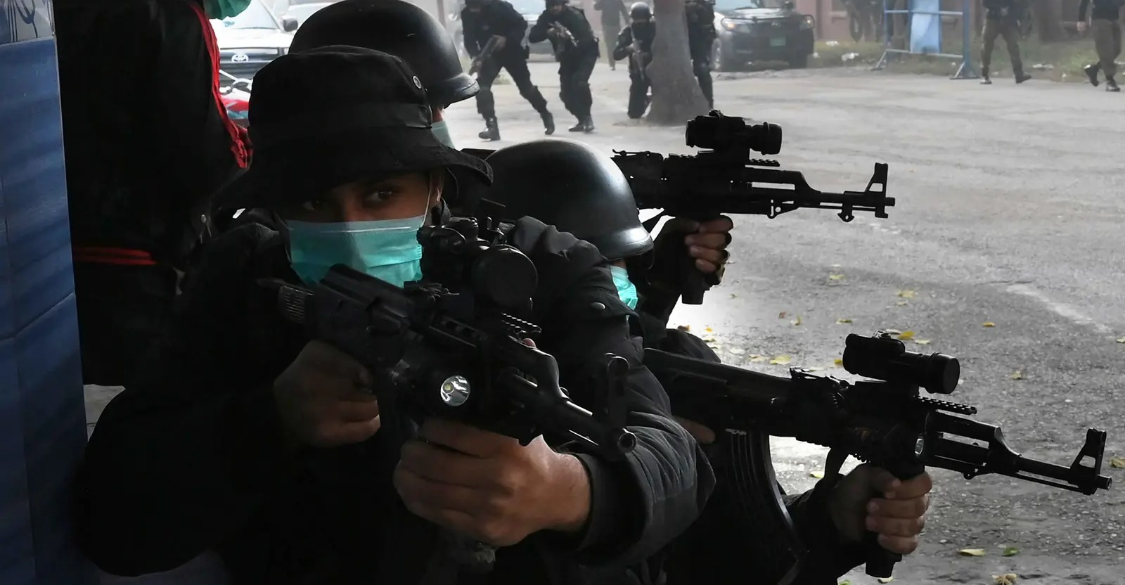 31 قتيلاً وجريحاً بهجوم انتحاري أعقبه معركة دامية في باكستان