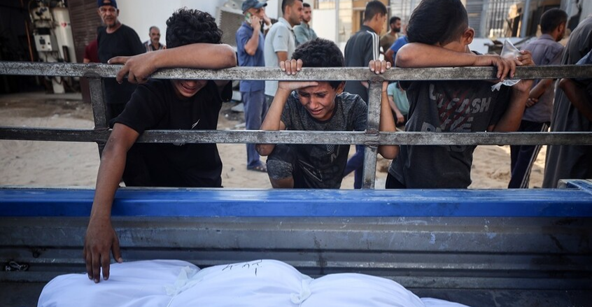 مقتل عشرات الفلسطينيين بينهم صحفي بقصف إسرائيلي على غزة