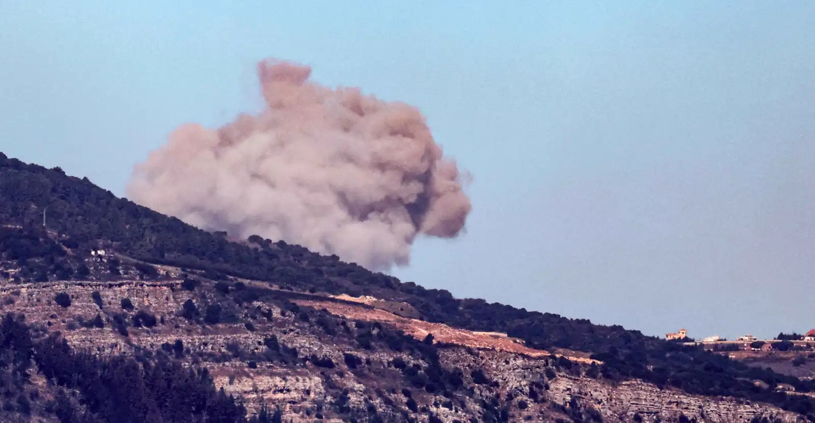 بينهم مسؤول في حزب الله.. إسرائيل تعلن نتائج غارة جنوب لبنان