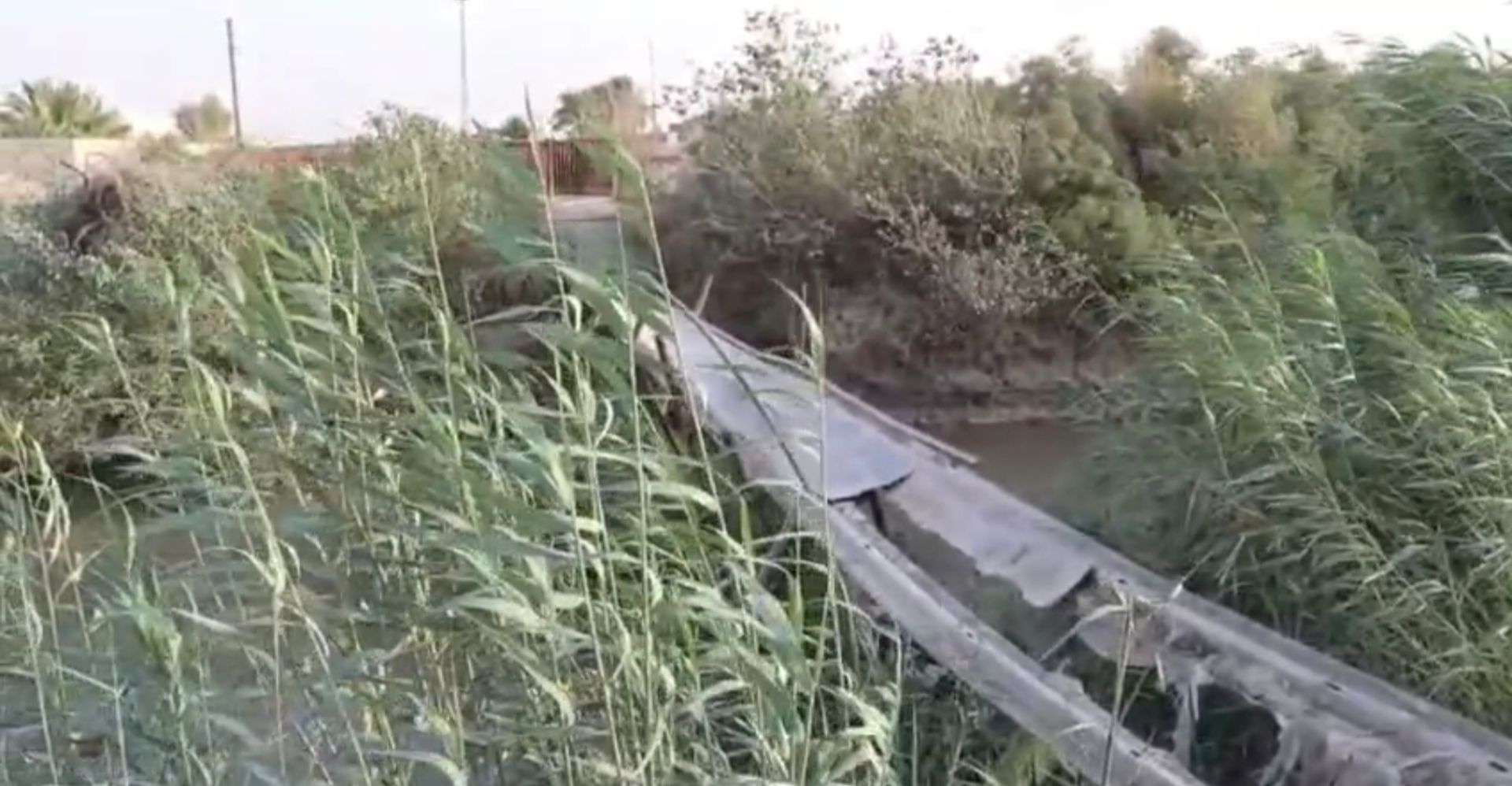 "جسر الموت" يهدد حياة أطفال جنوبي العراق وسياسيون يساومون أهلها ببطاقاتهم الانتخابية