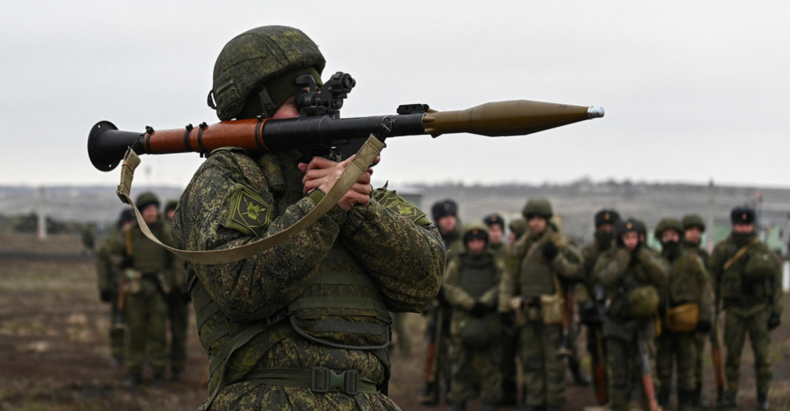 "رحلة السلاح".. التفاصيل الكاملة لتحويل شباب عراقيين إلى "مرتزقة" بالجيش الروسي