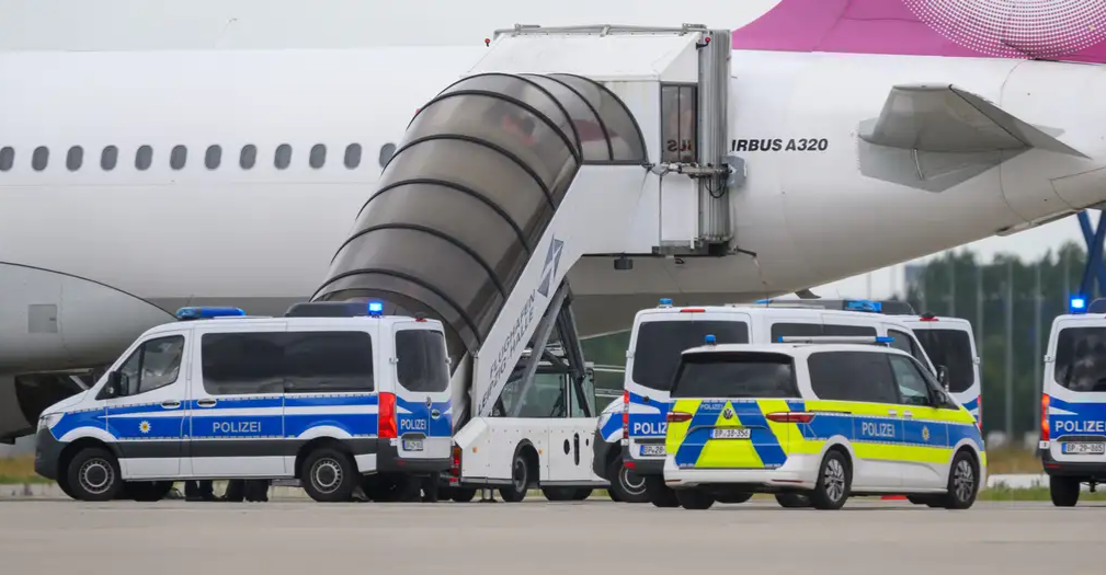 العراقيون أقلهم ترحيلاً.. ألمانيا تواجه انتقادات بسبب سياستها "القسرية" تجاه اللاجئين (إنفوغرافيك)