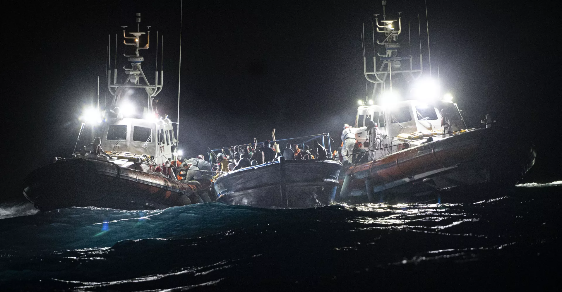 مصرع 5 مهاجرين وفقدان آخر باصطدام قارب مع خفر السواحل التركي