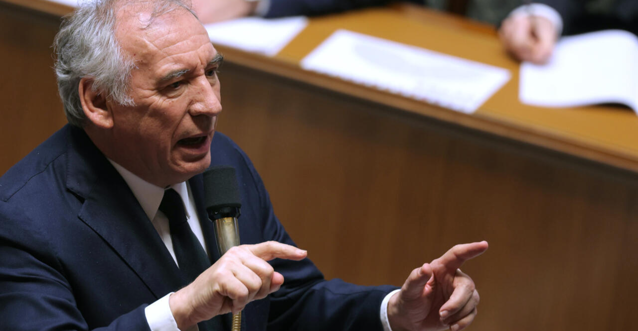 رئيس وزراء فرنسا يستبق سحب الثقة من حكومته بتحذير