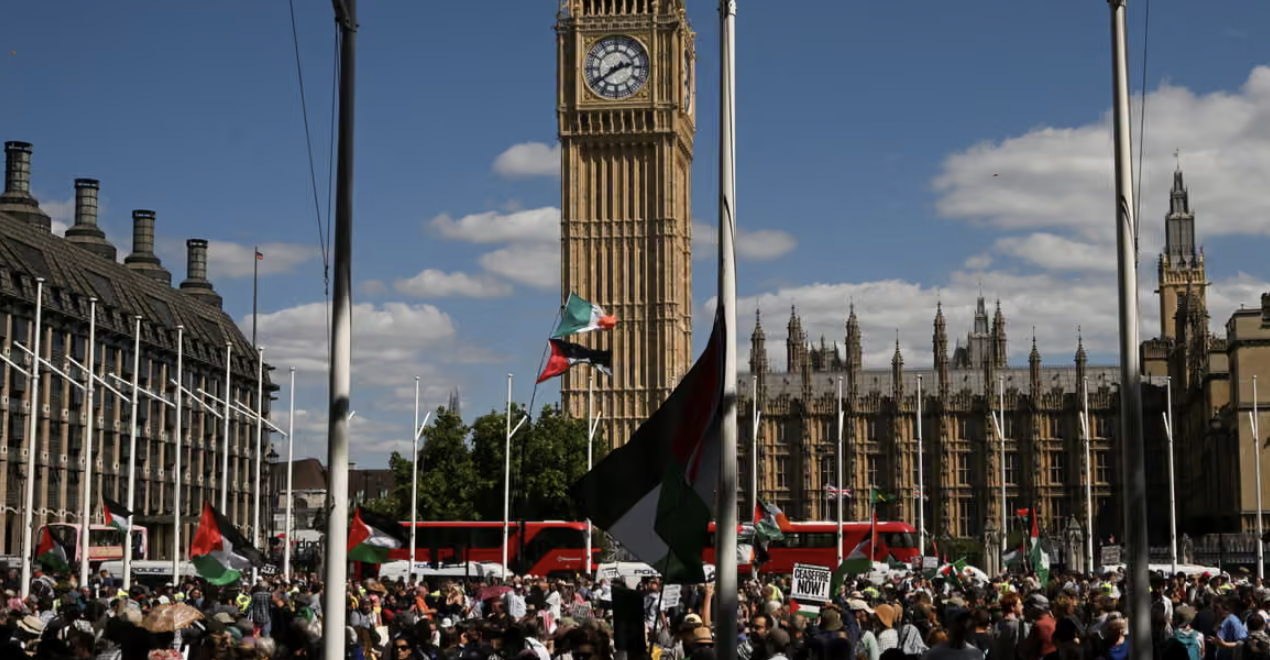 استطلاع: 60% من الشباب البريطانيين يشبهون سياسات إسرائيل بالنازية