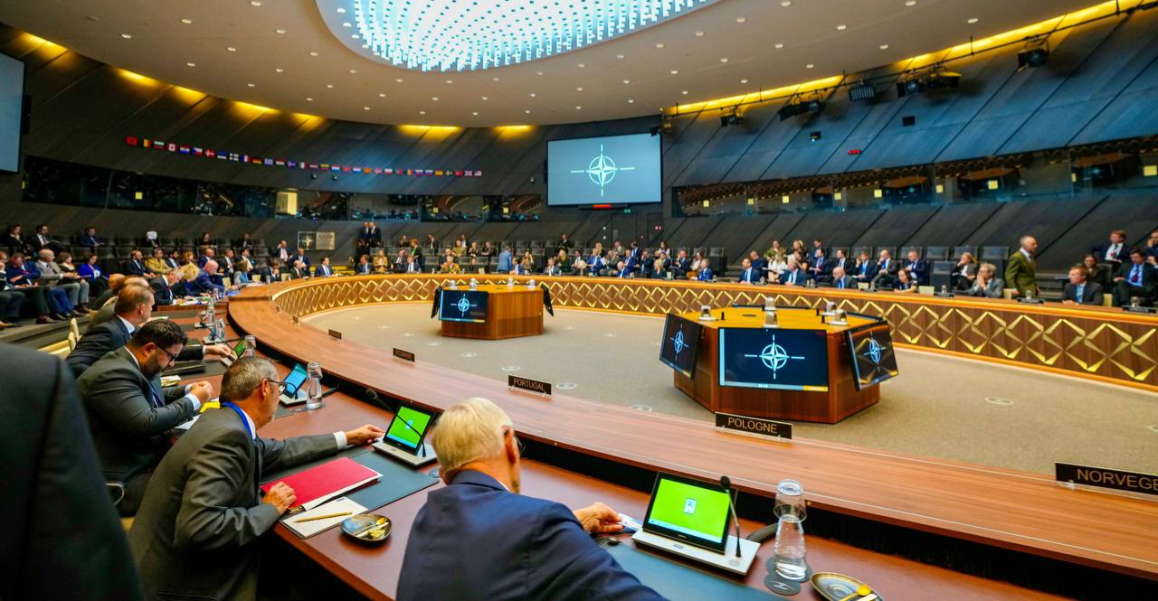 السوداني يعود إلى بغداد بعد مشاركته في جلسة لـ"الناتو" ببلجيكا