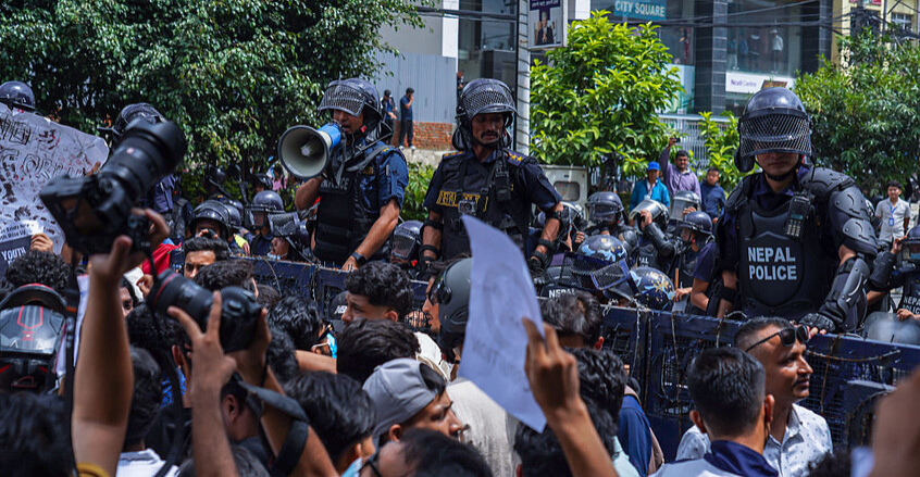 تظاهرات النيبال.. المحتجون يحرقون منازل المسؤولين وطائرات هليكوبتر تجلي الوزراء