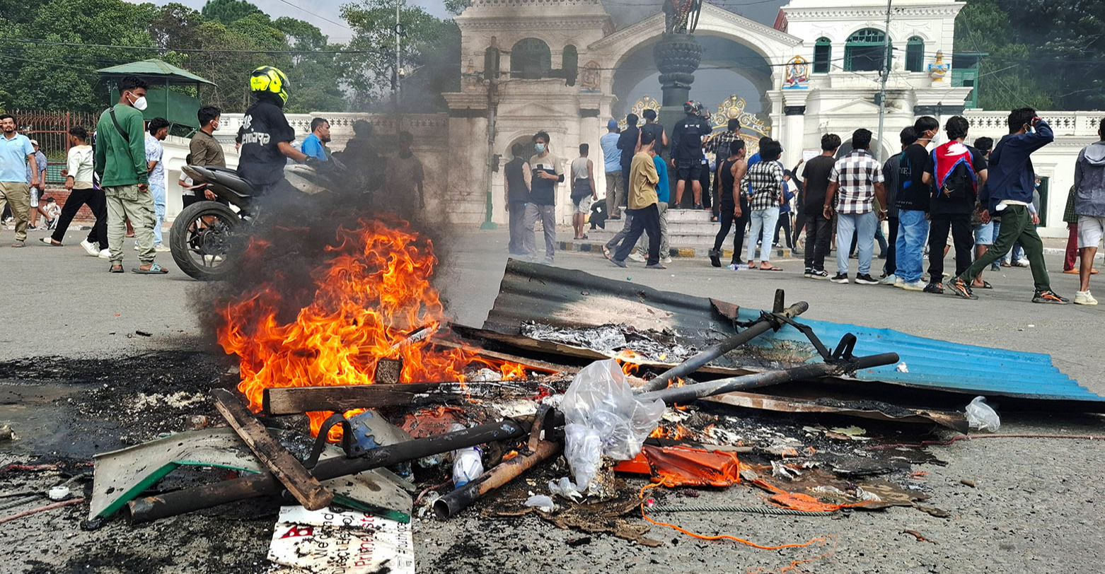 بعد إضرام النار في مقره.. إجلاء الرئيس النيبالي بطائرة عسكرية