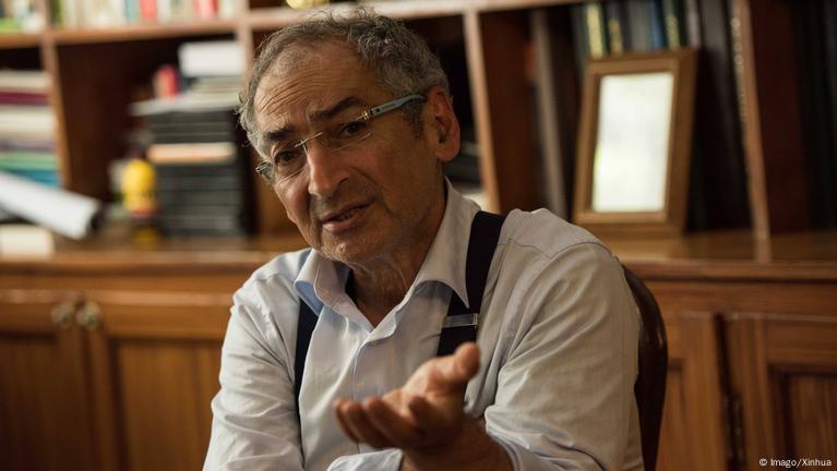 مفكر إيراني: 54 ألف مليار تومان ميزانية المؤسسات الدينية والإعلام والجمهور يشاهد "إيران إنترناشونال"