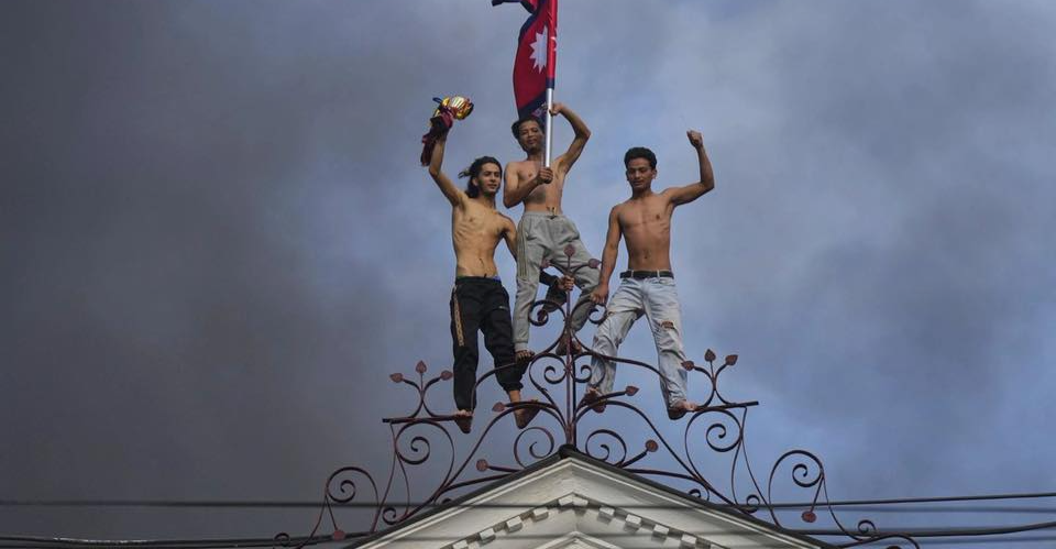 Protesti v Nepalu: Vojska prevzela nadzor, policija poziva k vrnitvi zasežene opreme