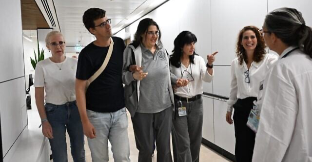 "لا تمشي" وترتدي شعار سفارة ببغداد.. أول ظهور علني لتسوركوف بعد تحريرها من الكتائب (صورة)