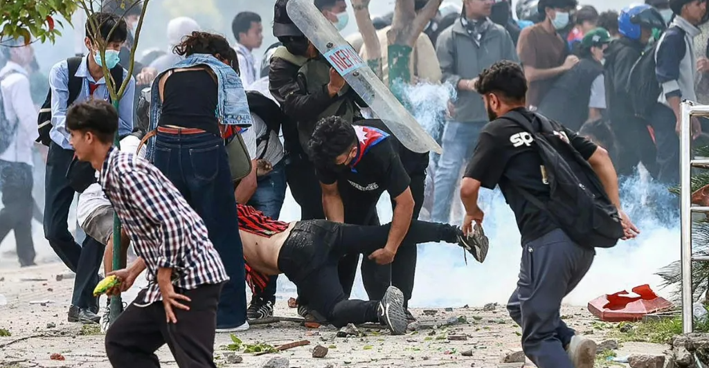 Protesti v Nepalu so eskalirali in povzročili padec vlade