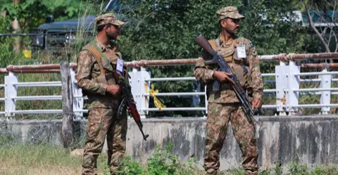 مقتل 19 جندياً باكستانياً في اشتباكين مع "طالبان"