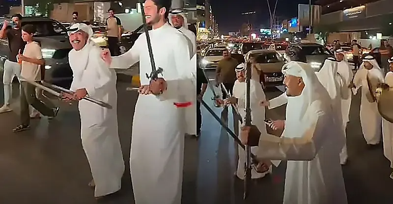 بغداد.. استقدام "بلوكر" قطع الشارع احتفالاً بحمل زوجته