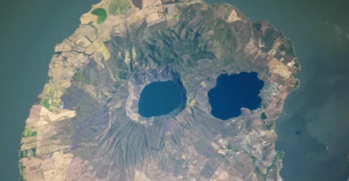 "عينان بركانيتان" في نيكاراغوا تثيران دهشة العلماء من الفضاء