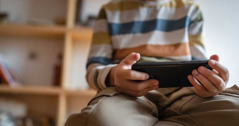 خوەیکوشتن کوڕیگ هندی دویای ئەوە کە گشت پویل باوگی لە بازییگ ئەنتەرنێت لەدەس دەێد