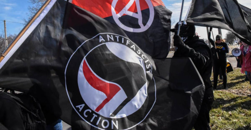 ترامب يصنّف حركة "أنتيفا" كمنظمة إرهابية ويتعهد بملاحقة مموليها