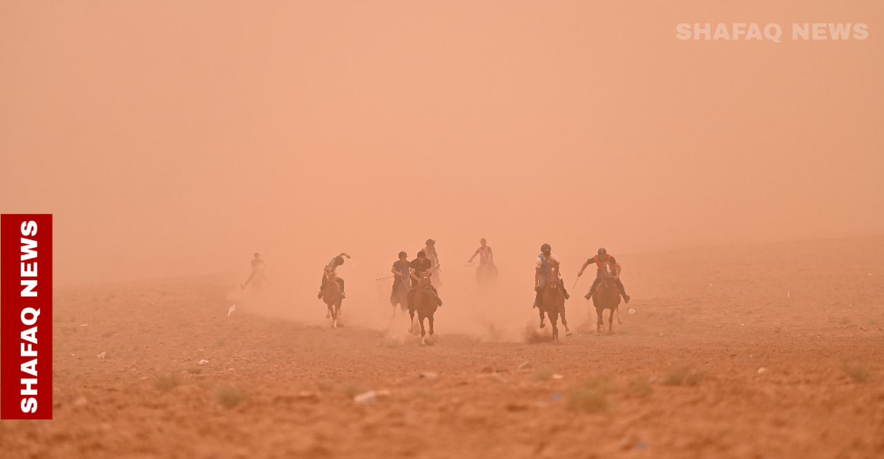 بأجواء مُغبرة.. خيول تتسابق في أربيل (صور)