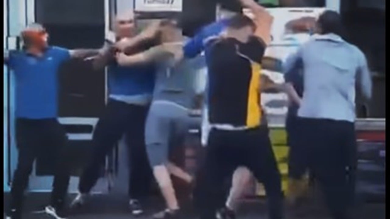 جەنگ وە شمشیر و چەقوو لە وەردەم دوکانیگ کەباب لە بەریتانیا