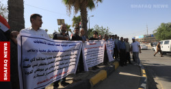 موظفو مفوضية الانتخابات في بابل يحتجون للمطالبة بقطع أراضٍ (صور)