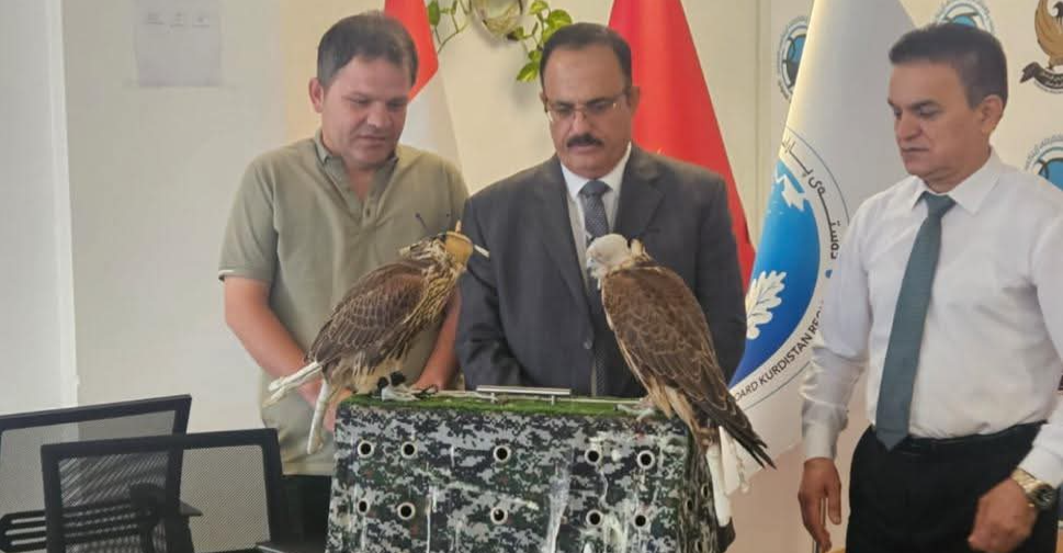 بعد ضبطهما في مطار أربيل.. البيئة تسلّم طائرين جارحين إلى حديقة الحيوانات