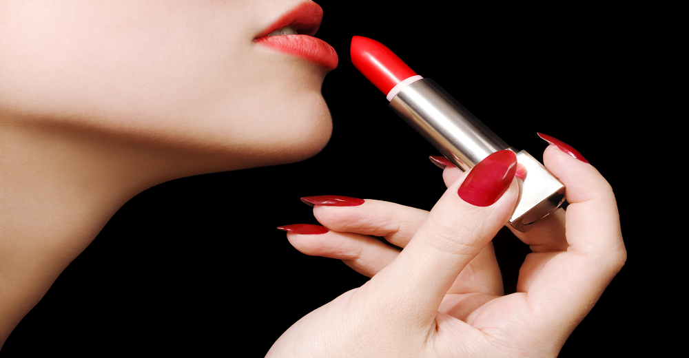 كسر "قلم الحمرة".. زوجة تقاضي زوجها في العراق