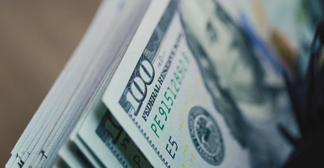 عالمياً.. الدولار يستقر مع ترقب الأسواق خطابات مسؤولي الفيدرالي