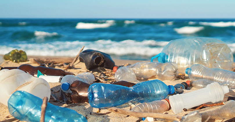 حلاً لمشكلة التلوث.. علماء يبتكرون مادة بلاستيكية تذوب في مياه البحر