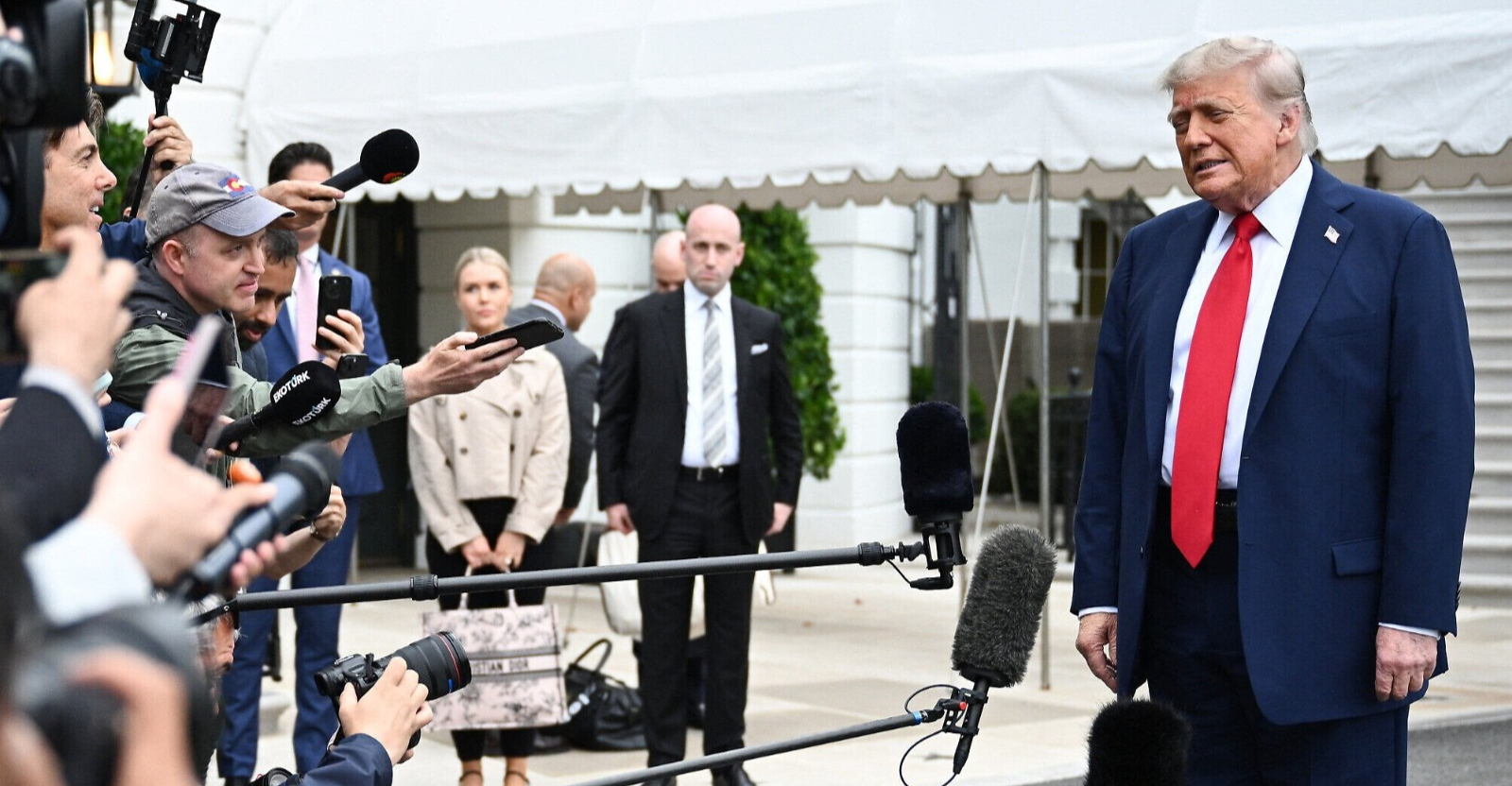 كابوس تقليص التأشيرة.. ترامب يزيد الضغوط على الإعلام الأجنبي في أمريكا