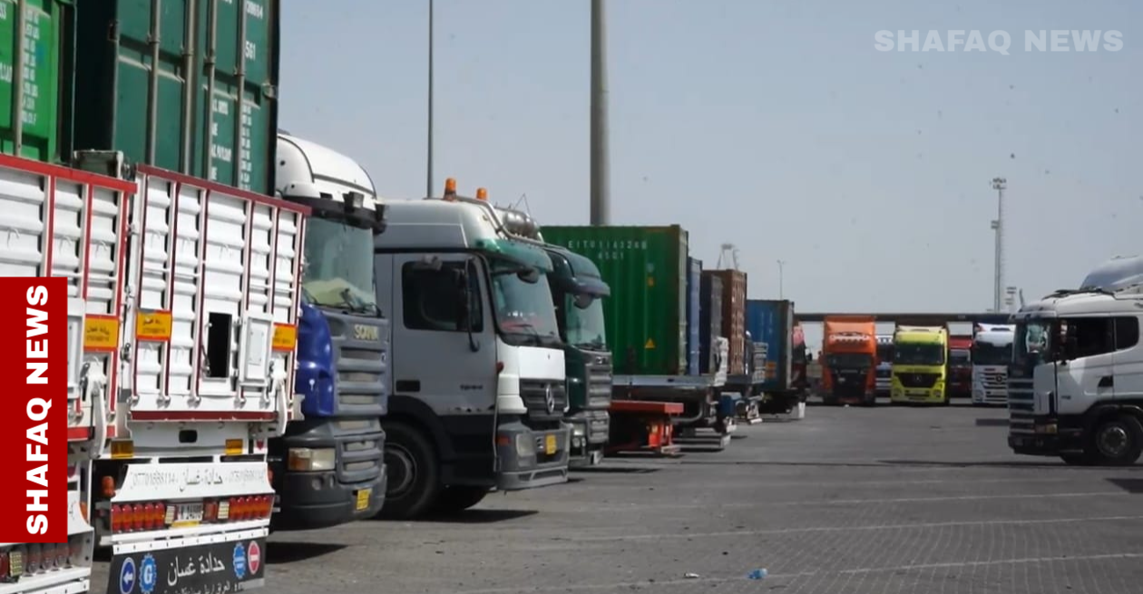 ميناء أم قصر يختنق بالشاحنات.. وتحذيرات من بلوغ 10 آلاف شاحنة عالقة قريباً