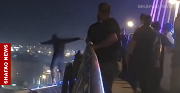 تحديث.. رغم محاولات ردعه.. شاب يلقي نفسه من أعلى جسر في البصرة (فيديو)
