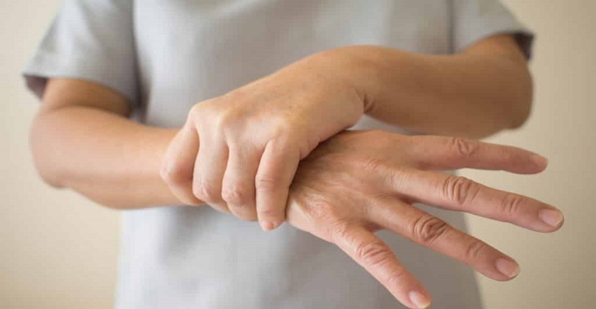 "ارتعاش العضلات".. علامة مبكرة لمرض خطير