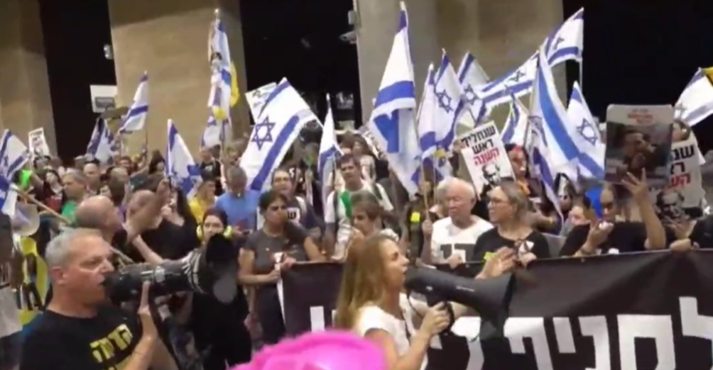 احتجاجات في المطار ضد نتنياهو قبيل توجهه إلى نيويورك