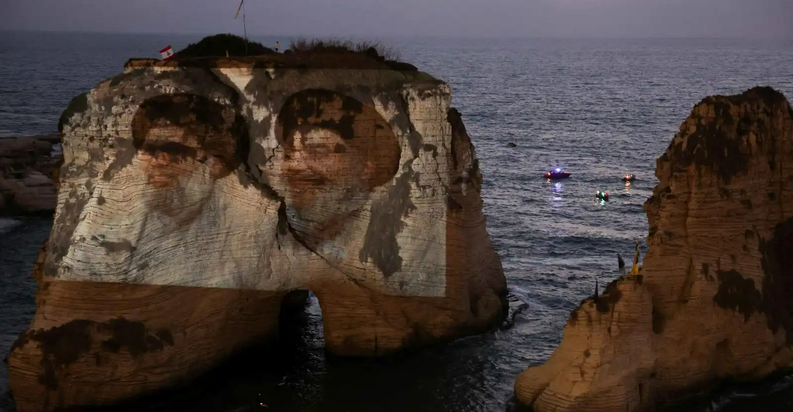 "نقطة سوداء".. جعجع يهاجم حزب الله بسبب صخرة الروشة