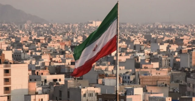 إيران تستدعي سفراءها في دول "الترويكا" للتشاور بشأن الملف النووي