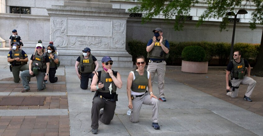 الفيدرالي الأمريكي يقيل عدداً من عملائه "ركعوا" في احتجاجات ضد العنصرية