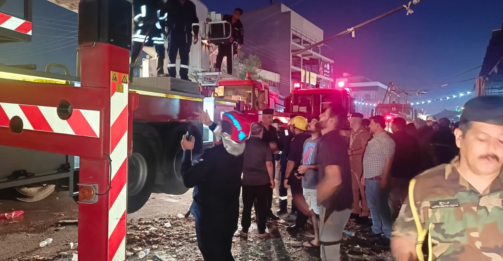 السيطرة على حريق سوق حي العامل في بغداد (صور)