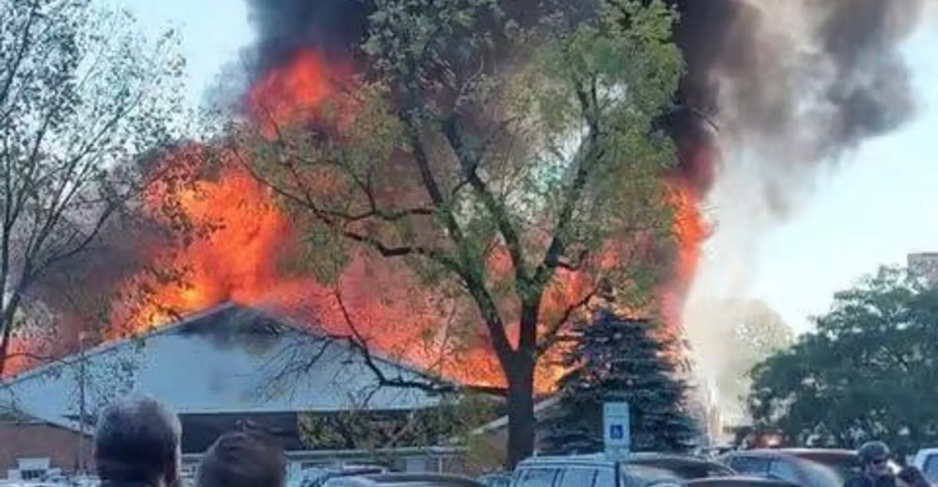 الشرطة الأمريكية تقتل منفذ هجوم على كنيسة أسفر عن إصابات وحريق