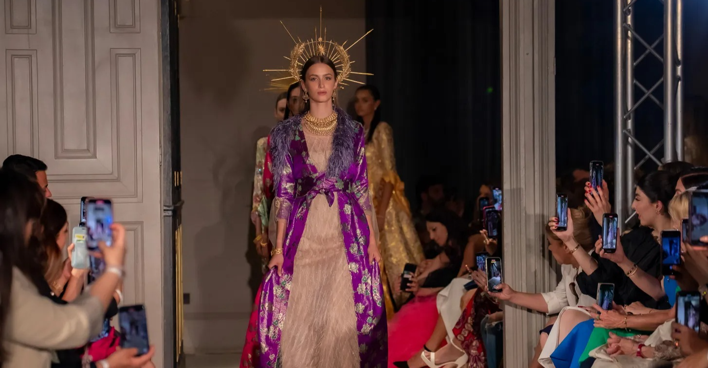 المصممة لارا دزيي تسحر ميلانو بألوان وثقافة كوردية في أسبوع الموضة العالمي (صور)