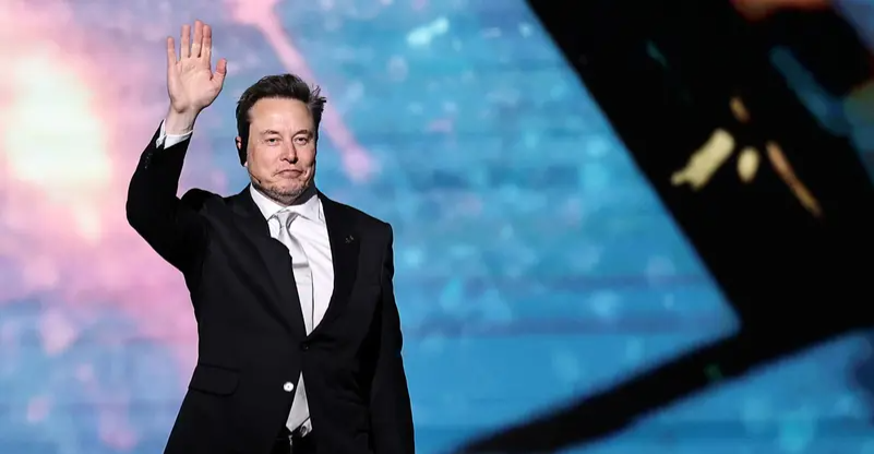 إيلون ماسك يدخل التاريخ.. أول شخص يمتلك نصف تريليون دولار