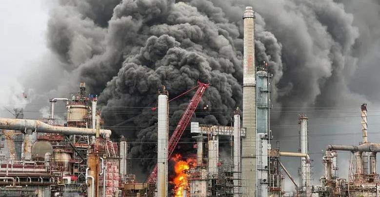 حريق هائل يطال أكبر مصفاة نفط على الساحل الغربي الأمريكي