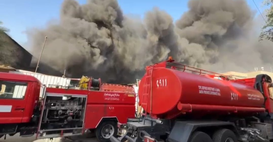 انفجار أنبوب غاز يشعل حريقاً في مصنع الحديد بالبصرة (فيديو)