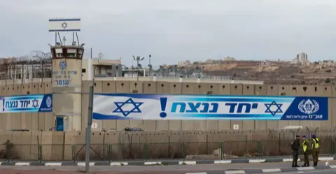 إسرائيل تعد قائمة بأسماء سجناء فلسطينيين استعداداً للإفراج عنهم