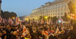 جورجيا.. متظاهرون يقتحمون ساحة مقر إقامة رئيس البلاد