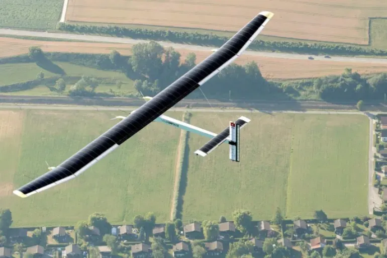 فرۆکەیگ سویسری وە وزەی خۆر لە چواردەور زەویەو فڕێد