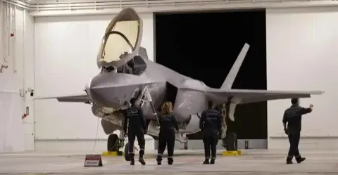 موقع عبري: إسرائيل تدرس توجيه ضربة استباقية لترسانة إيران الصاروخية