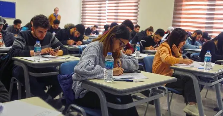 التعليم: شمول طلبة الكليات المرقنة قيودهم بالعودة إلى الدراسة