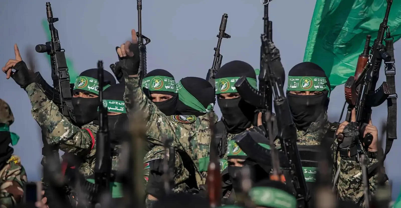 حماس تنفي الموافقة على تسليم سلاحها ضمن خطة ترمب لغزة